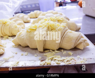 Croissant de matières premières, garni de fromage, dans une boulangerie Banque D'Images