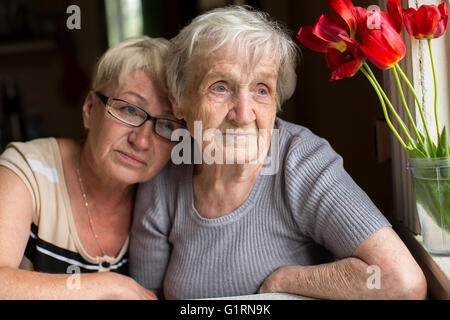 Une femme âgée avec sa fille adulte. Banque D'Images