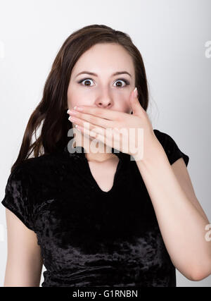 Drôle de sourire décontracté belle femme avec palm surprise bouche fermée. différentes émotions heureux Banque D'Images