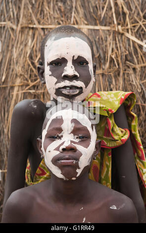 Les Nyangatom (Bumi) deux garçons avec leur visage peint, vallée de la rivière Omo, en Ethiopie Banque D'Images