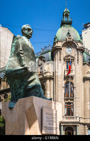 Une statue du Président Salvador Allende Gossens dans la Constitution Plaza de Santiago, au Chili, en Amérique du Sud. Banque D'Images