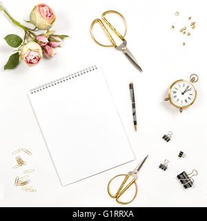 Sketchbook, fleurs, outils et accessoires de bureau. Mise à plat, vue du dessus de l'ordinateur portable Banque D'Images