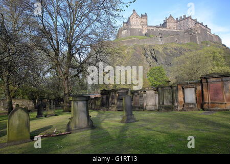 Vue sur le château d'Édimbourg à partir de l'enclos paroissial de Saint Cuthberts Church Banque D'Images