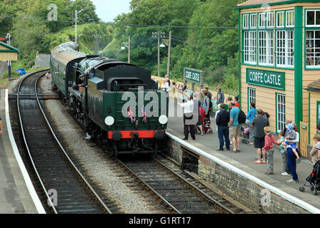 Machine à vapeur Train arrivant en gare de Corfe Castle avec les passagers en attente Banque D'Images