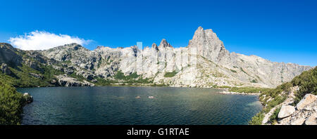 Lac de montagne Lac de Melo, montagnes en arrière-plan, haute vallée de la Restonica, source de la rivière de la Restonica, Corte, Corse Banque D'Images