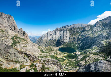 Lac de montagne Lac de Melo, vue depuis le lac de Capitello, montagnes en arrière-plan, haute vallée de la Restonica Banque D'Images