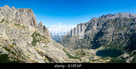 Lac de montagne Lac de Melo, vue depuis le lac de Capitello, montagnes en arrière-plan, haute vallée de la Restonica Banque D'Images