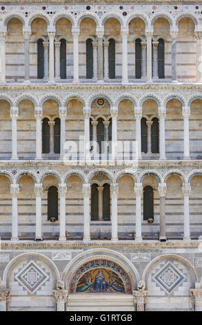 Détail, façade ouest, Cathédrale de Santa Maria Assunta, la Piazza del Duomo, Piazza dei Miracoli, Province de Pise, Toscane, Italie Banque D'Images