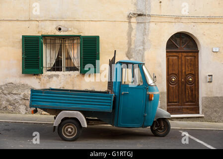 Tricycle typiquement italien Piaggio Ape garée dans une ruelle, Pitigliano, Maremma, district de Grosseto, Toscane, Italie Banque D'Images