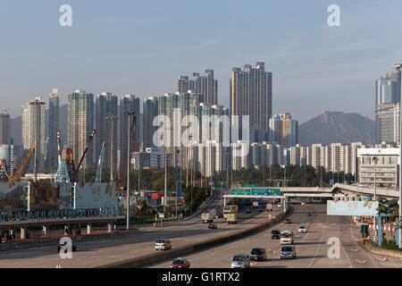 West Kowloon Expressway et gratte-ciel de Tai Kok Tsui, Kowloon, Hong Kong de l'Ouest, Chine Banque D'Images