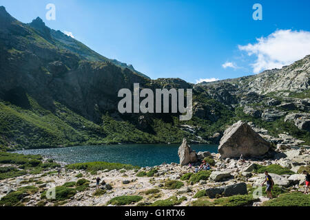 Les Randonneurs de montagne au lac de Melo, haute vallée de la Restonica, source de la rivière de la Restonica, Corte, Haute-Corse, Corse, France Banque D'Images