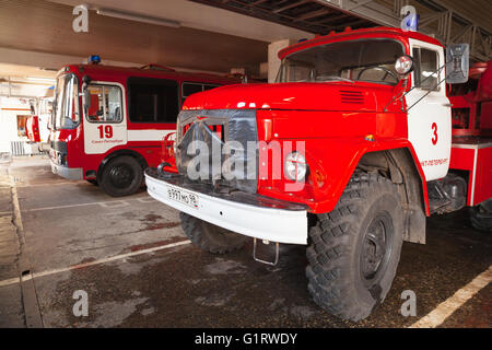 Saint-pétersbourg, Russie - 9 Avril 2016 : échelle fire truck AL-30. ZIL 131 Fédération fire engine Banque D'Images