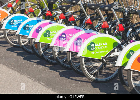 Stockholm, Suède - mai 4, 2016 : des vélos à louer lumineux colorés se tenir dans une rangée sur un parking gratuit Banque D'Images