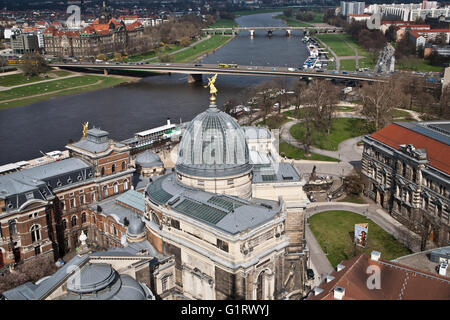 Vue sur Dresde, Allemagne et de l'Elbe, de la Frauenkirche avec le presse-citron "dôme" à l'avant-plan. Banque D'Images