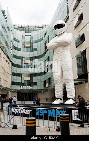 Modèle géant de Stig en dehors de la BBC, pour annoncer la date de lancement de la nouvelle série de Top Gear. Banque D'Images