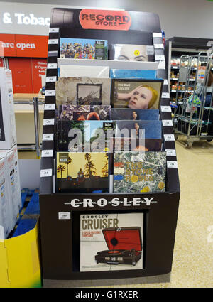 Albums de musique vinyle rempli de nouveau dans les supermarchés, Londres Banque D'Images