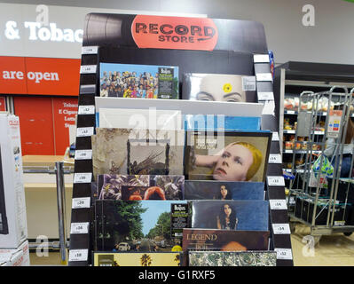 Albums de musique vinyle rempli de nouveau dans les supermarchés, Londres Banque D'Images