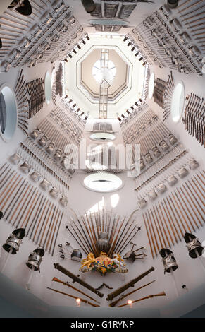 Royal Armouries Museum. Jusqu'à l'escalier principal dans le hall de l'acier un magnifique exemple d'armes et armures. Banque D'Images