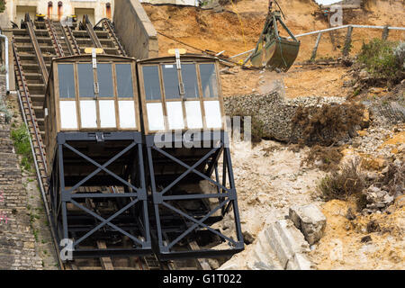 Décombres défrichés par grue après glissement à l'East Cliff, Bournemouth en Avril Banque D'Images