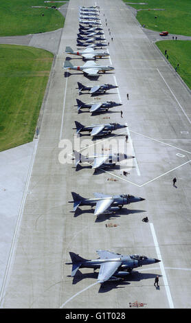 Line up d'avions de la Fleet Air Arm à Yeovilton à la fin des années 1980 Banque D'Images