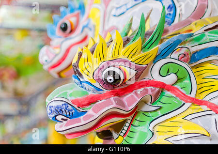 Tête de pierre dragon coloré festif temple du Bouddha en Banque D'Images