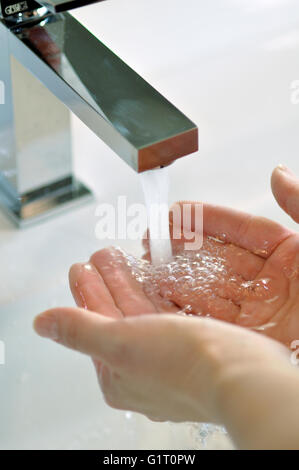 Woman Washing Hands Banque D'Images