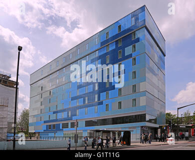 L'hôtel Premier Inn, Archway, Londres. Un immeuble de bureaux rénové et converti en reclad Panneaux gris clair et bleu distinctif Banque D'Images