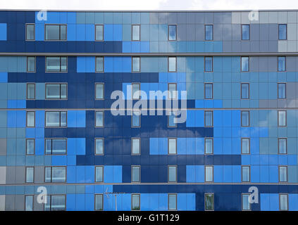 Panneaux de façade sur l'hôtel Premier Inn, Archway, Londres. Un ancien immeuble de bureau reclad dans des panneaux bleu et gris Banque D'Images