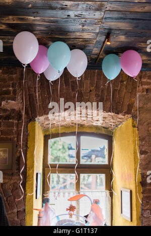 Décoration ballons de couleur différente. Anniversaire ou fête de mariage Banque D'Images