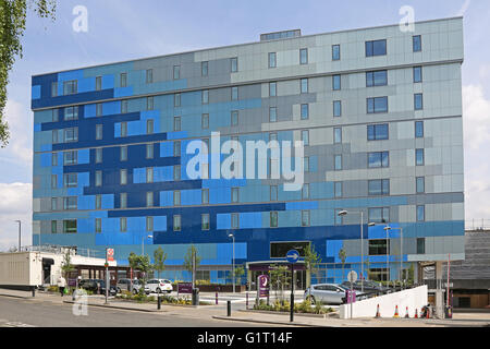 L'hôtel Premier Inn, Archway, Londres. Un immeuble de bureaux rénové et converti en reclad Panneaux gris clair et bleu distinctif Banque D'Images