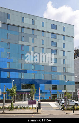 L'hôtel Premier Inn, Archway, Londres. Un immeuble de bureaux rénové et converti en reclad Panneaux gris clair et bleu distinctif Banque D'Images