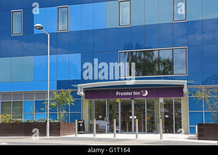 Entrée de la nouvelle Hôtel Premier Inn, Archway, Londres. Un ancien immeuble de bureau reclad dans des panneaux bleu et gris Banque D'Images