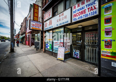 Les entreprises le long de la rue Dundas Ouest, à Chinatown, Toronto, Ontario. Banque D'Images