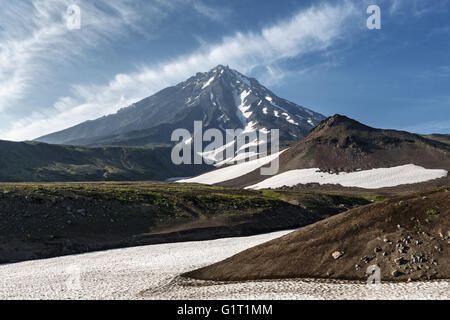 Magnifique paysage de montagne sur le Kamchatka : soir vue sur Volcan Koryaksky active (Koryakskaya Kawa) Banque D'Images