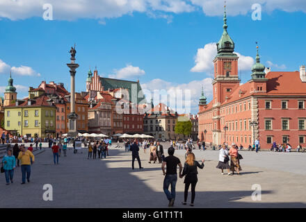 Touristes à la place du Château à Varsovie, Pologne Banque D'Images