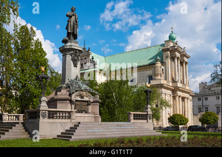 L'Adam Mickiewicz et l'église des Carmélites de Monument sur la rue Krakowskie Przedmiescie à Varsovie, Pologne Banque D'Images