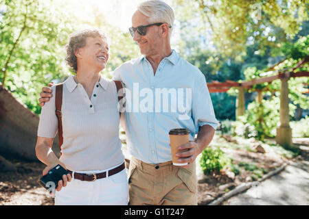 Portrait of happy young couple marcher ensemble dans un parc. Mari et femme en vacances. Banque D'Images