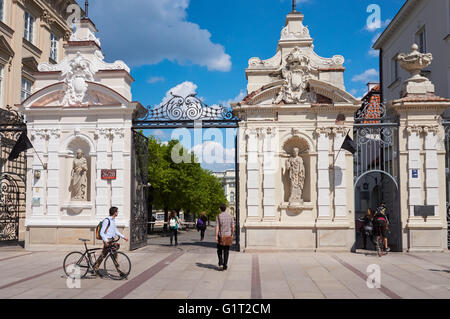 La porte principale de l'Université de Varsovie à Krakowskie Przedmiescie, Varsovie Pologne Banque D'Images