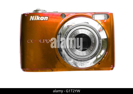 Un appareil photo numérique Nikon Orange photographié sur un fond blanc. Banque D'Images