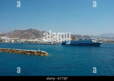 Blue Star lines ferry boat dans le port de Naxos, cyclades , Grèce, sur la mer Egée Banque D'Images