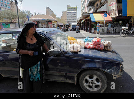 Une femme vend des fruits et légumes de la bonet de sa voiture à l'extérieur du marché central d'athènes athènes agora adimotiki Banque D'Images