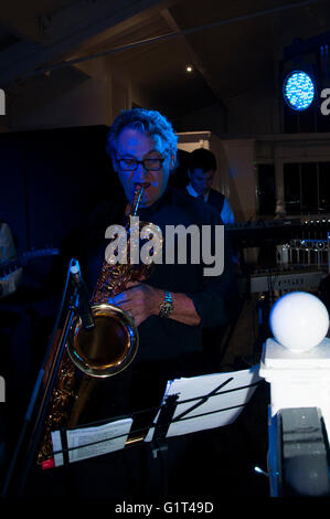 Sax Player en bleu Banque D'Images