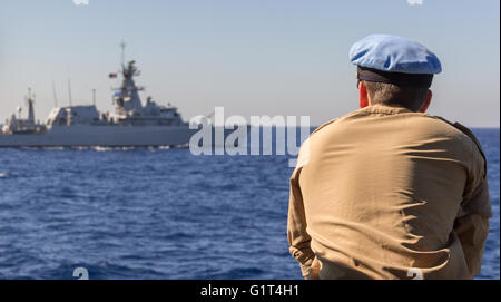 La mer mediterranée / LIBAN - NOVEMBRE 2015 : capitaine de navire de guerre allemand ressemble à un autre navire de guerre en mer méditerranée / Liban à nove Banque D'Images