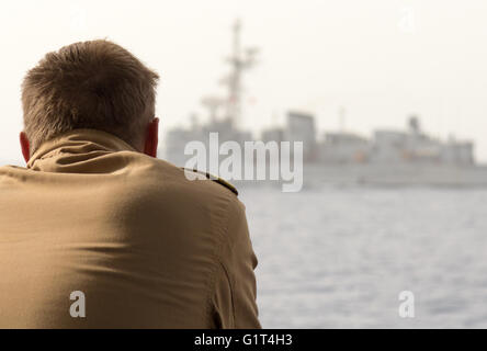 La mer mediterranée / LIBAN - NOVEMBRE 2015 : navire de guerre allemand ressemble à un autre navire de guerre soldat Banque D'Images