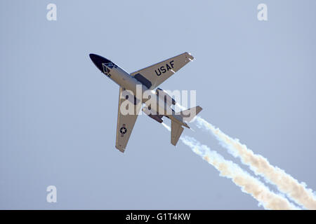 Les avions T-39 de l'USAF Saberliner jet transport performing stunts au spectacle aérien de mars 2016 Banque D'Images
