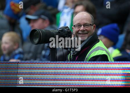 Sports professionnels photographe Simon Dack à pied d'œuvre au cours de la Sky Bet match de championnat entre Brighton et Hove Albion et Derby County à l'American Express Community Stadium à Brighton et Hove. Le 2 mai 2016. James Boardman /  +44 7967 642437 des photos au téléobjectif Banque D'Images