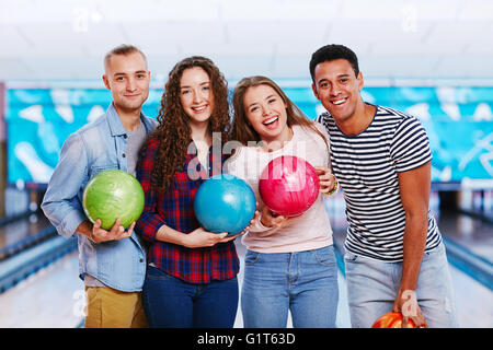 En bowling club avec des amis Banque D'Images