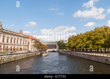 Vue sur la rivière Spree à Berlin lors d'une journée ensoleillée Banque D'Images