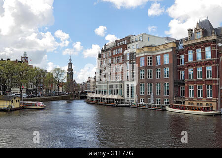 Vue sur la rivière Amstel vers la Munttoren au centre-ville d'Amsterdam, Pays-Bas, Europe. Banque D'Images