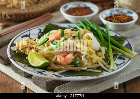 Pad Thaï avec des fruits de mer. Plat de nouilles Thaïlande Banque D'Images